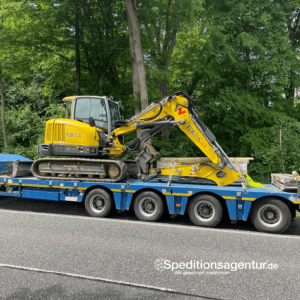 Transport eines Kettenbaggers von Bad Wildungen nach Mannheim