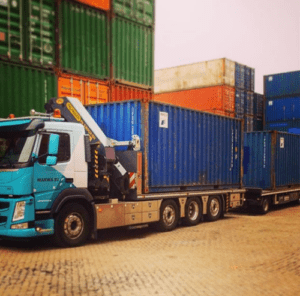 Container Anlieferung mit Kran - Speditionsagentur.de