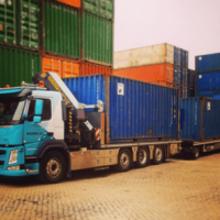 Container Anlieferung mit Kran - Speditionsagentur.de