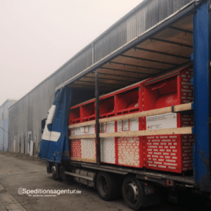 Augsburg - Jüterburg - Altkleidercontainer auf LKW