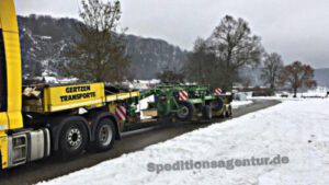 Mähwerk auf Tiefbett LKW