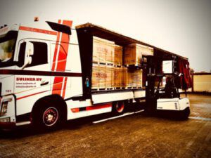 Solarmodule im Holzverschlag werden per Stapler vom LKW geladen