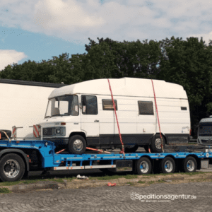 Mercedes Wohnmobil auf Tieflader