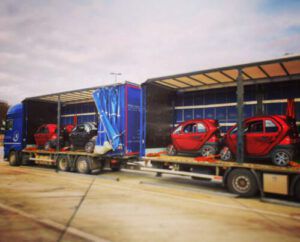 rote Kabinenroller auf Jumbo Hängerzug