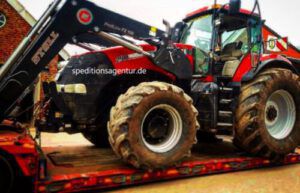 Traktor auf Tiefbett Transport