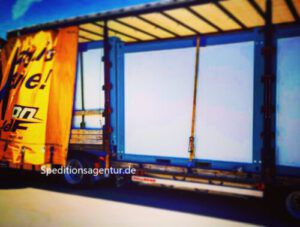 Materialcontainer auf Planen-LKW