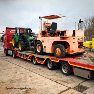 Stapler und Traktor auf Tieflader LKW