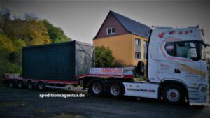 Bürocontainer auf Tieflader LKW