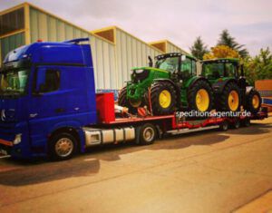 Traktoren auf Tieflader