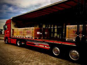 Solarmodule in Holzkisten auf LKW