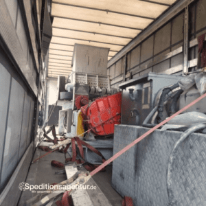 Maschinenteile auf LKW Megatrailer