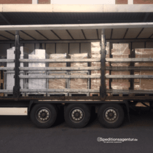 Berlin - Wittingen - Handelsware, palletiert auf LKW