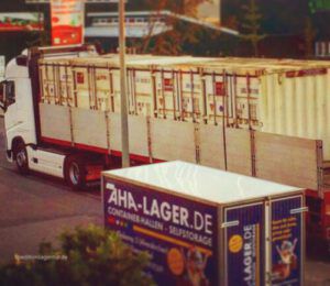 Lagercontainer auf LKW bei Anlieferung