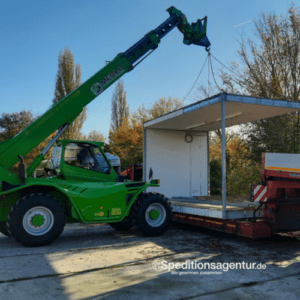Bürocontainer Verladung auf LKW mit Merlo-Stapler