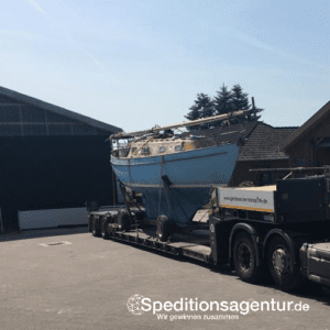 Transport eines Segelboots von Holtsee nach Berlin