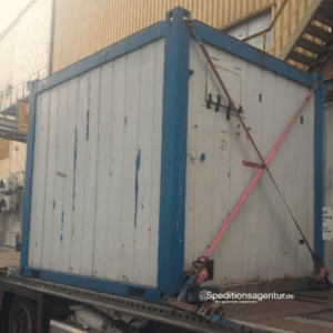 Materialcontainer auf offenem LKW