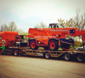 Teleskoplader auf Tieflader LKW
