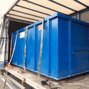 kleiner Stahlcontainer auf LKW