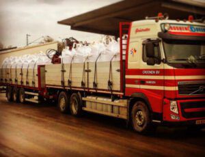 Baustoffe per offenem LKW mit Bordkran - Speditionsagentur.de