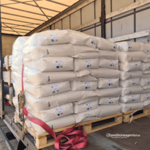 Kichererbsen in Säcken auf Palette im LKW