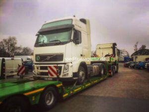 Sattelzug Zugmaschine wird auf Tiefbett LKW transportiert