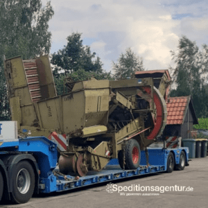 Kartoffelroder Bergmann auf Tiefbett LKW