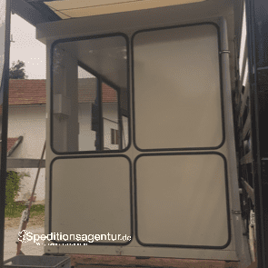 Bürocontainer mit Glasscheiben auf LKW