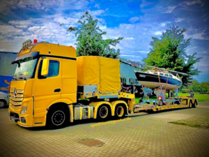 Segelboot auf Tiefbett LKW