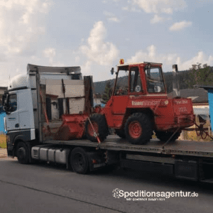roter Radlader auf Tieflader