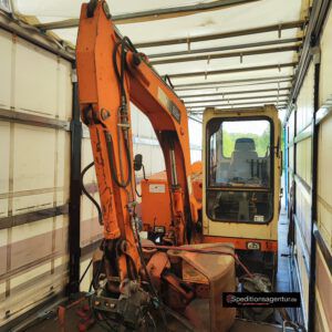 Transport von Steinheim nach Kremmen - ein Bagger Schaeff HMK 20 auf einem Tieflader unter Plane