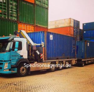 Seecontainer auf LKW mit Kran