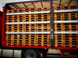 Leerpaletten gestapelt auf LKW