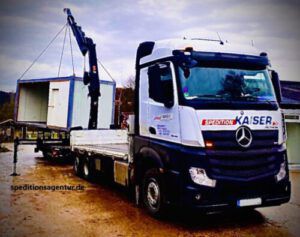 Bürocontainer wird per Kran-LKW verladen