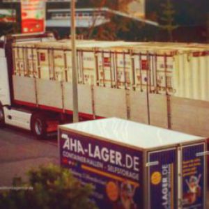 Lagercontainer auf LKW bei Anlieferung