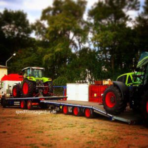 zwei Traktoren auf Tieflader