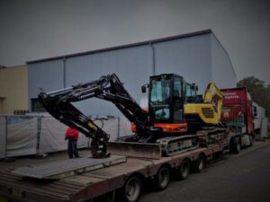 Kettenbagger auf LKW Tieflader