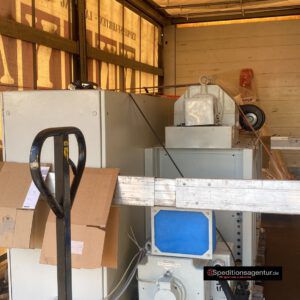 Transport von Dinslaken nach Detmold - Schmelzpumpe und Extruder auf Palette