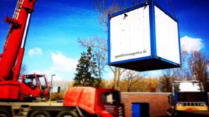 Container wird per Kran-LKW verladen