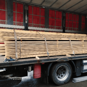 Holzbretter auf LKW