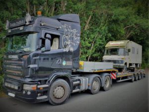 Expeditionsfahrzeug auf Tieflader LKW