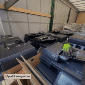 schwarze Kanister auf LKW