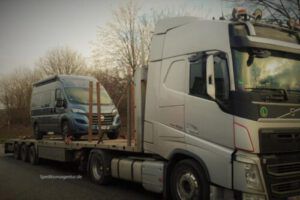 Wohnmobil auf Tieflader LKW