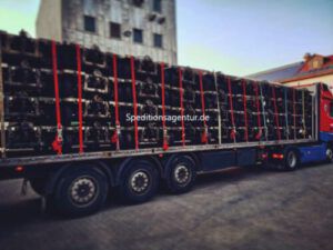 viele Bundeswehranhänger auf LKW