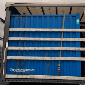 blauer Materialcontainer auf LKW