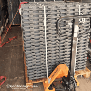 Kunststoffplatten auf Palette und Hubwagen