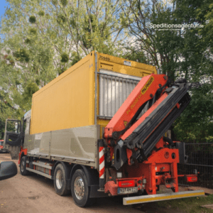 Container auf LKW mit Bordkran