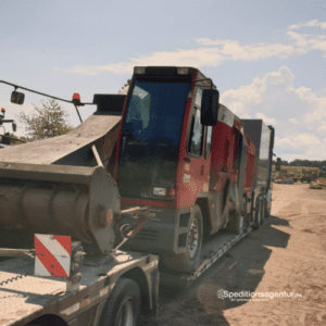 Futtermischmaschine auf Tiefbett LKW