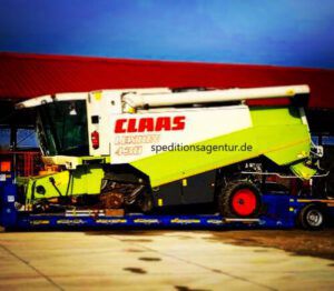 Claas Mähdrescher auf Tiefbett LKW