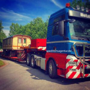 Schaustellerwagen auf Tiefbett LKW