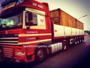 Container auf offenem LKW mit Bordwand